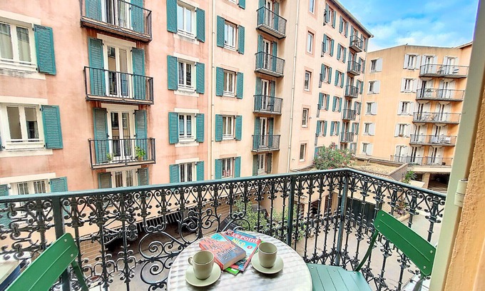 Quartier du Port Apartment | N&J - PLACE DU PIN - Port - Close Old Town