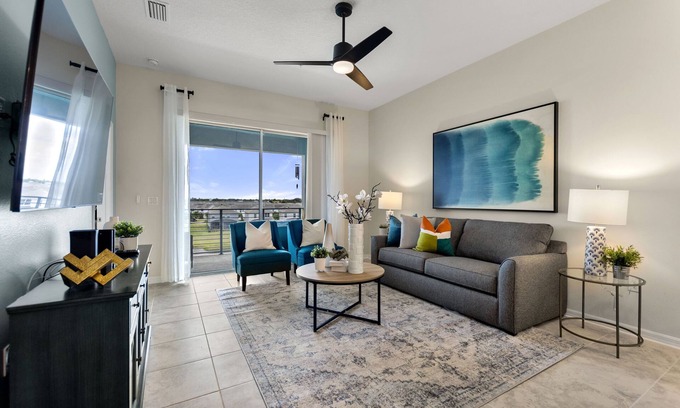 Kissimmee Condo | Overlooking Water, Resort Amenities Included!