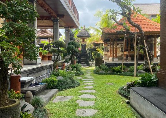 Batu Bolong House | Pucuk Bali Homestay