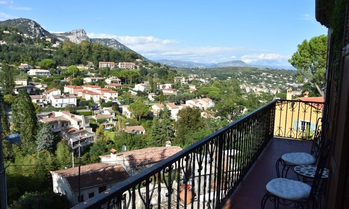 Vence Apartment | Quiet, Stylish and bright open-plan apartment 2/4 p - town centre