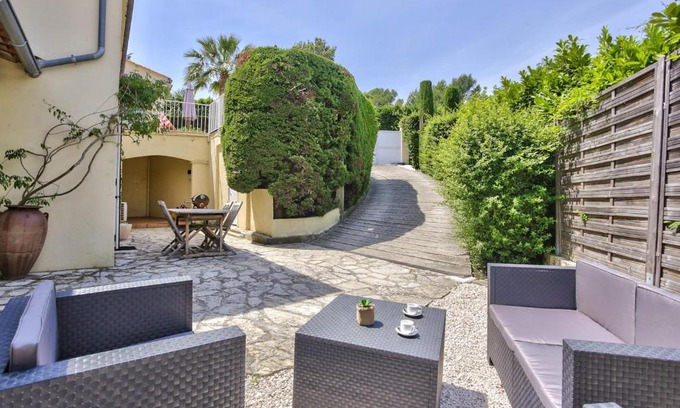 Cannes Apartment | Rez de villa T2 au calme avec jardin