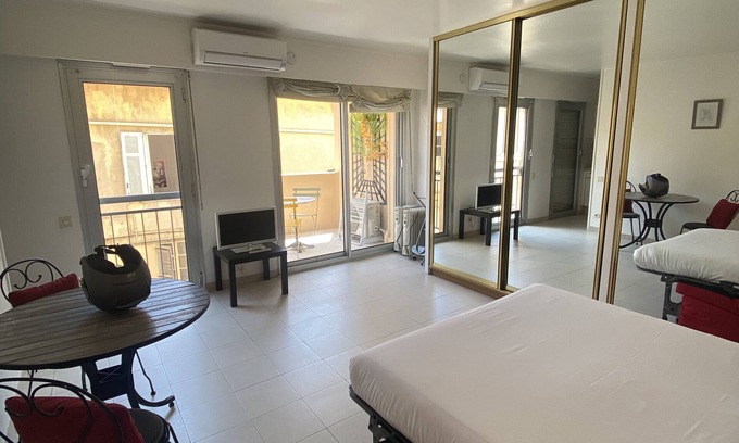 Cannes City Centre Apartment | Rue Meynadier's heart of the city - Bergerie