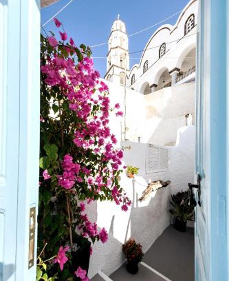Pyrgos House | Santorinian Lava House