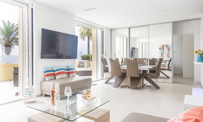 Cannes City Centre Apartment | Seafront apartment with large terrace