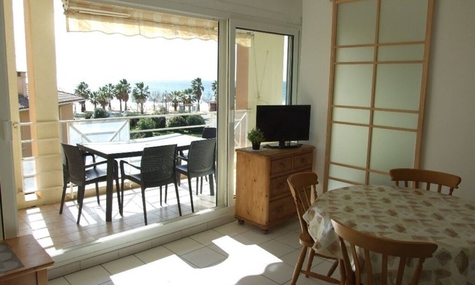 Frejus Port Apartment | Seafront apartment with swimming pool and private parking
