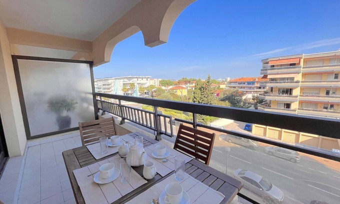 Frejus Plage Apartment | Seafront Studio Cabin, Sleeps 4, Terrace, 3rd Flr, 200m to Port Fréjus, Cleaning Included