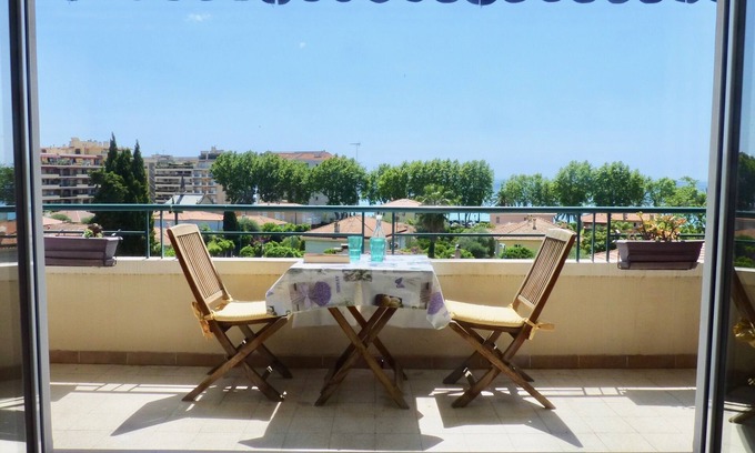 Menton Apartment | Studio sea view, wifi, spacious + balcony, near beach and shops