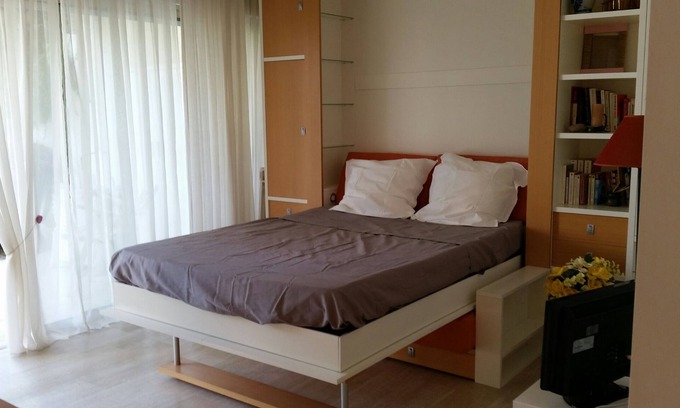 La Croix des Gardes Apartment | Studio with gardens, swimming pool and tennis