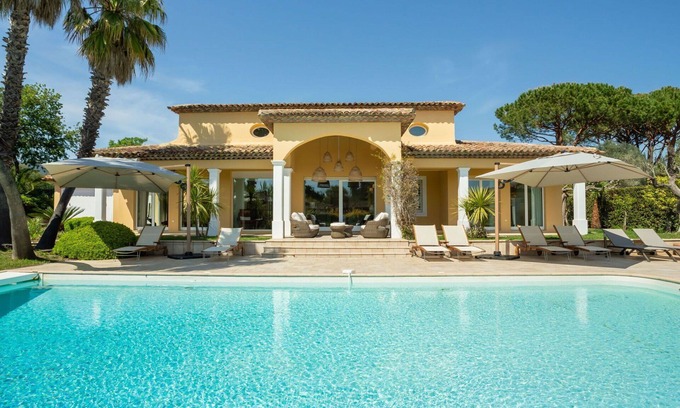 Les Restanques Villa | Stunning private villa for 8 guests with private pool, A/C, WIFI, TV, terrace and pets allowed