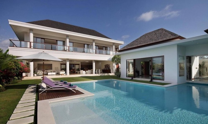 Batu Bolong Villa | Stunning Rice Field View 5BR Villa, Canggu! 4Min Drive To Berawa Beach! W/Pool!