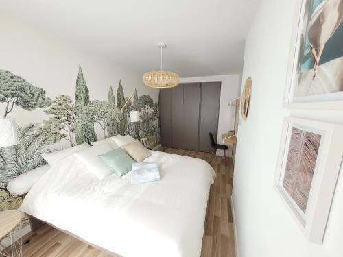 Quartier du Port Apartment | Sunny and calm 2 bed apartment place du Pin