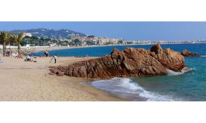 Cannes La Bocca Apartment | T2 Cannes vue dégagée colline, mer à pieds, 4 pax