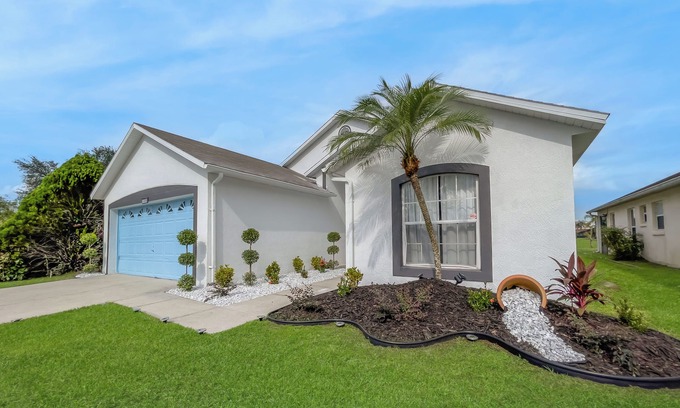 Crescent Lakes House | Tropical Lakeview & Pool Oasis Near Theme Parks