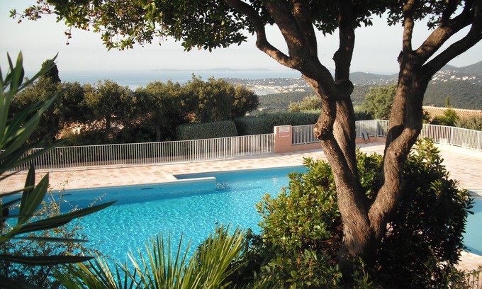 La Croix-Valmer Apartment | Vacation rental in LA CROIX VALMER: private domain with swimming pool