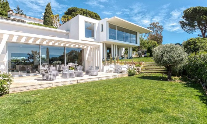 La Croix des Gardes Villa | Villa Chelsea Summary