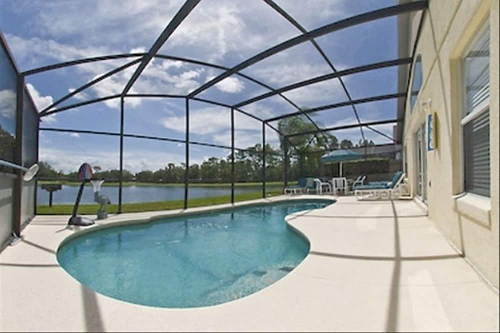 Lake Berkley House | Stunning Private Lake Front Villa,luxuriously upgraded with games room