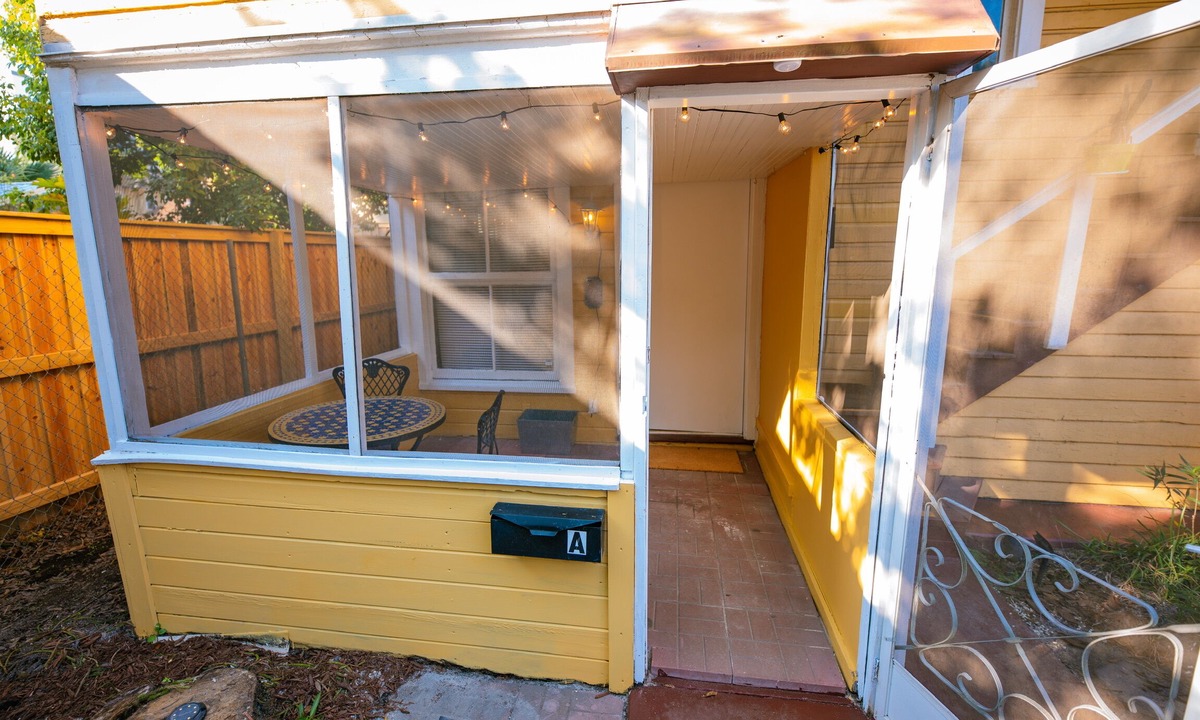 Lake Eola Heights Cottage | Charming DT Orlando cottage in brilliant location w/fast WiFi, AC, Pet Friendly