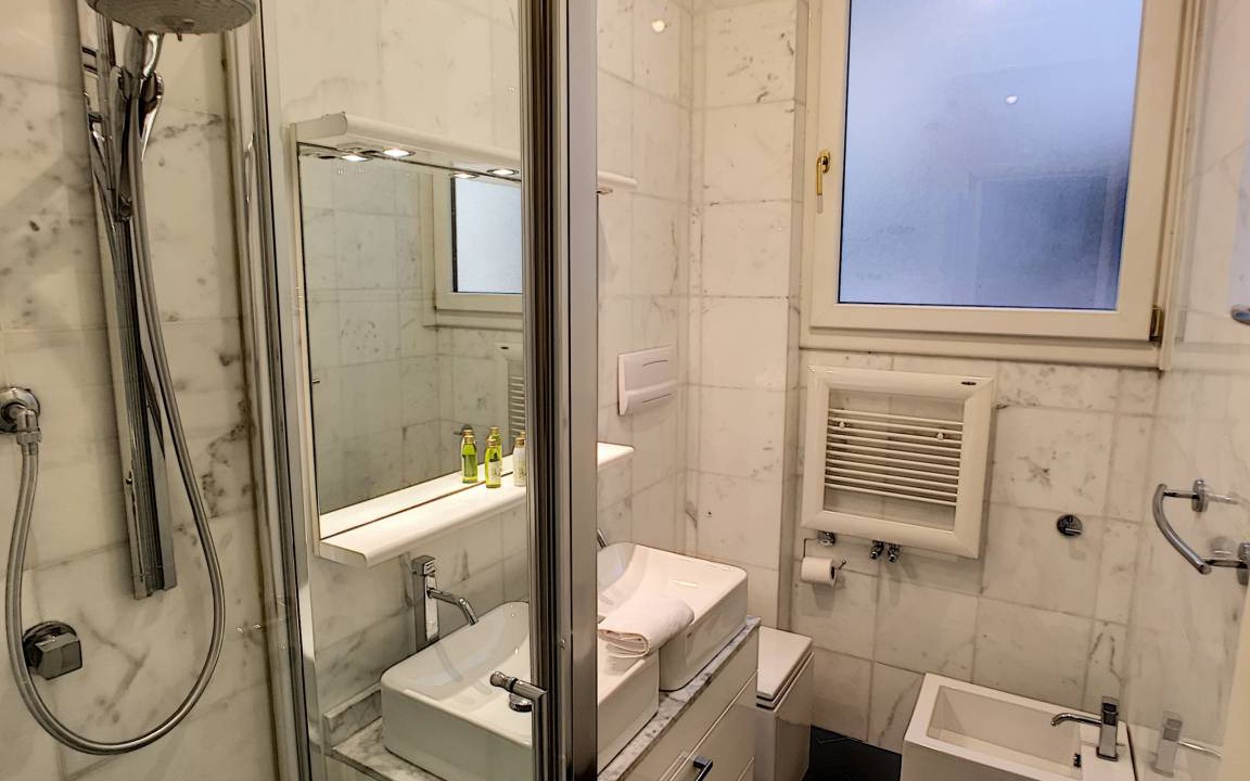 Photo of Bathroom in Carre d'Or