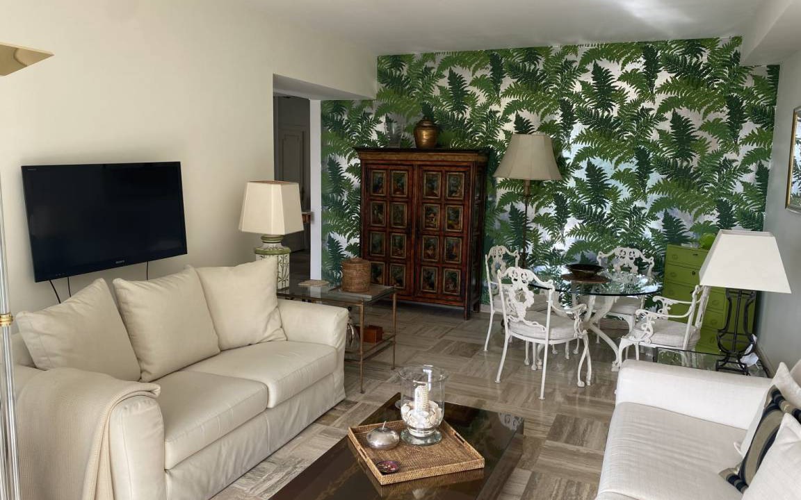 Photo of Livingroom in California - Pezou