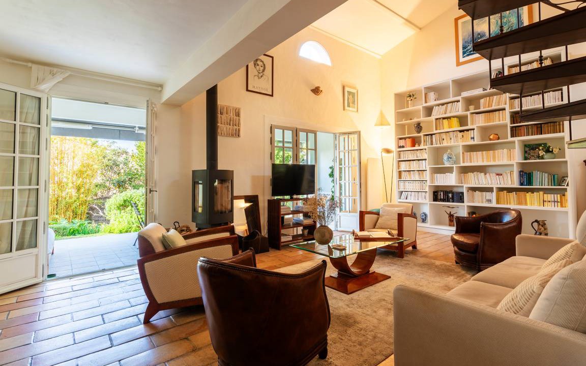 Photo of Livingroom in Gairaut