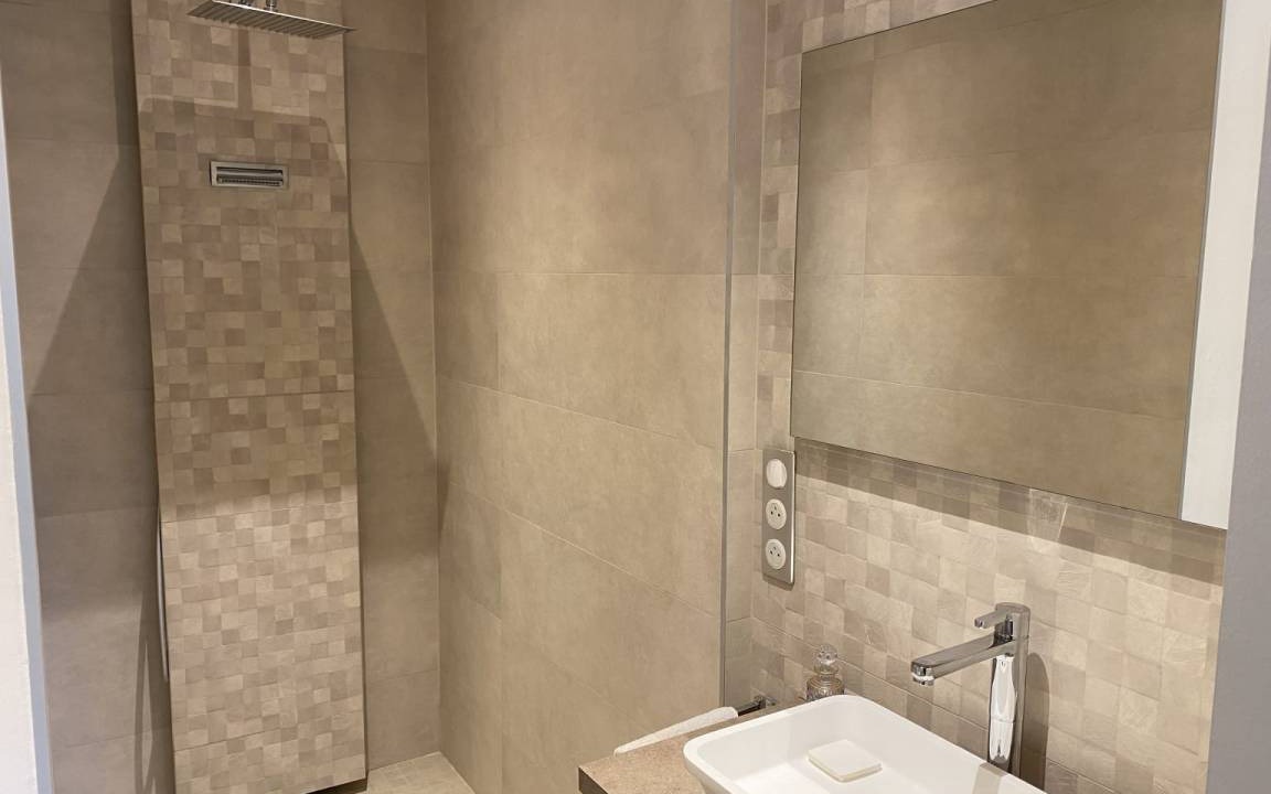 Photo of Bathroom in California - Pezou
