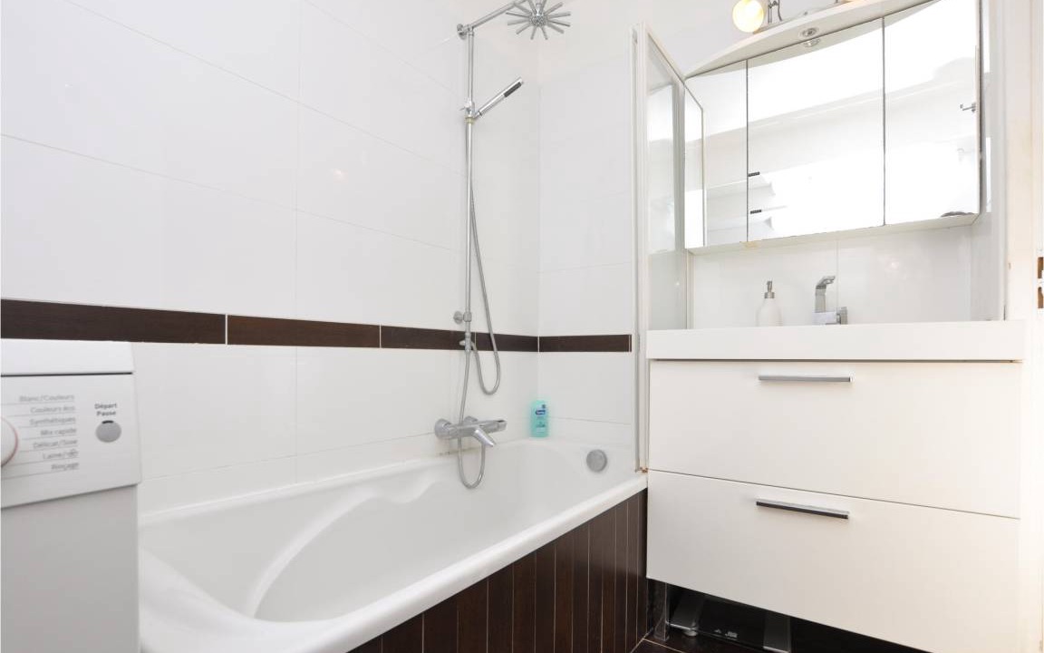 Photo of Bathroom in California - Pezou