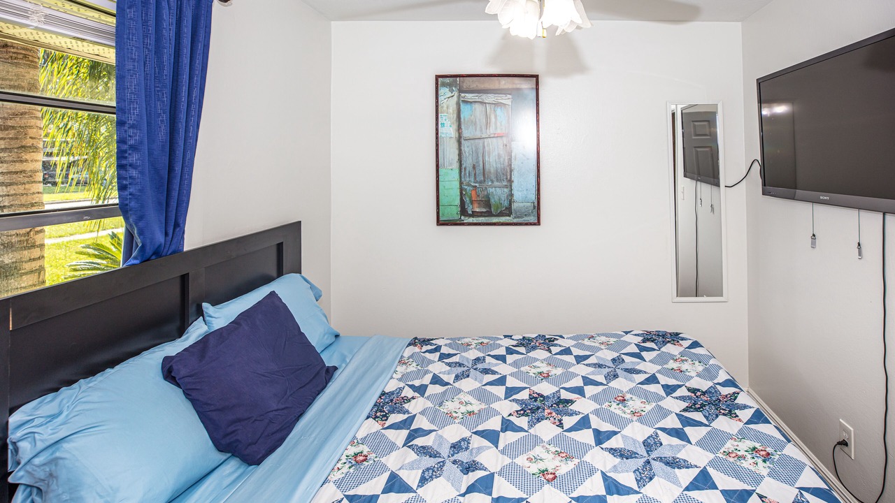 Photo of Bedroom in Azalea Park