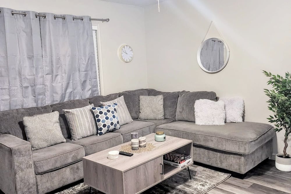 Photo of Livingroom in Oak Ridge