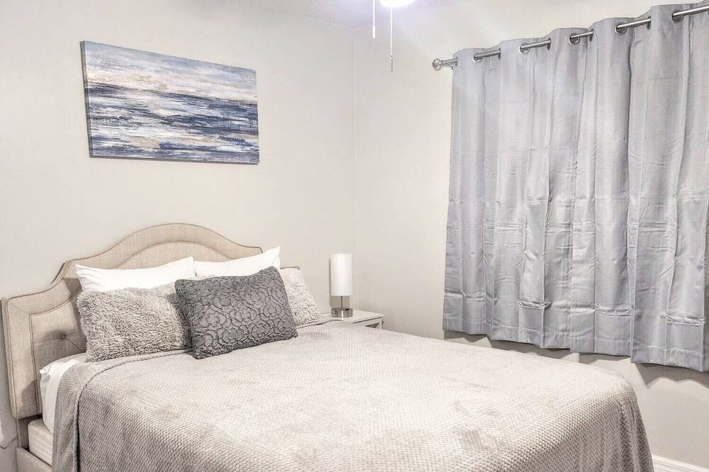 Photo of Bedroom in Oak Ridge