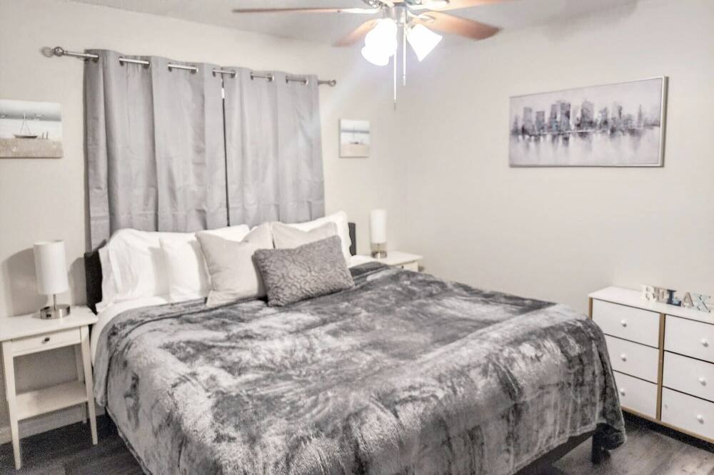 Photo of Bedroom in Oak Ridge