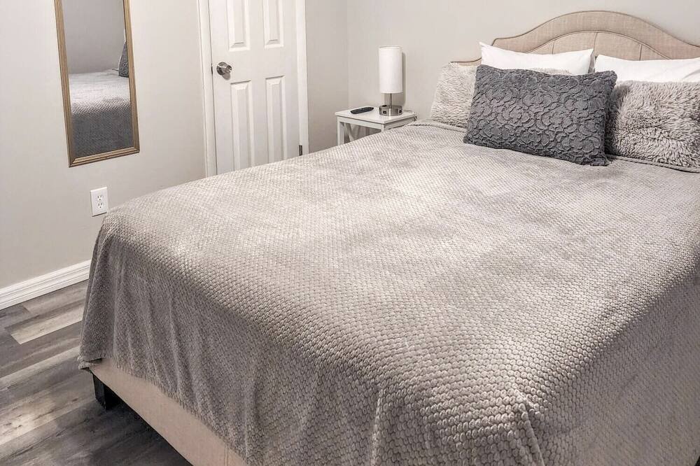 Photo of Bedroom in Oak Ridge
