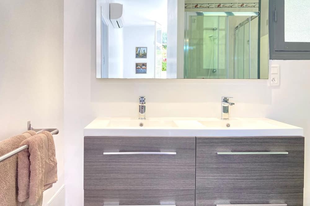 Photo of Bathroom in Prado - Republique