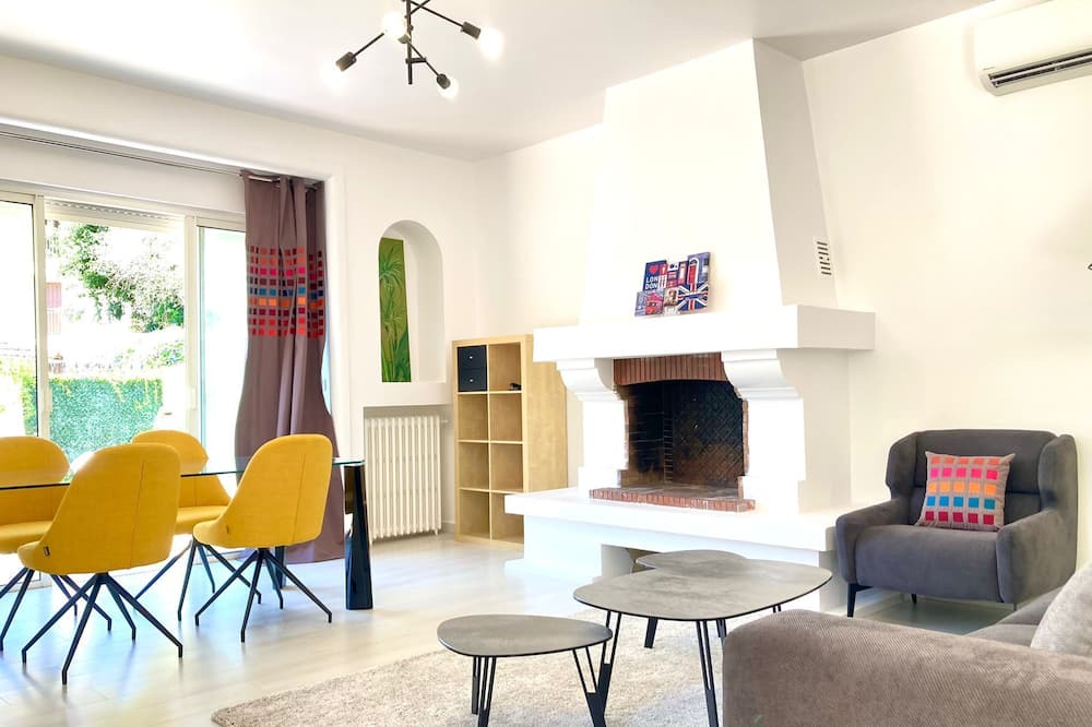 Photo of Livingroom in Prado - Republique