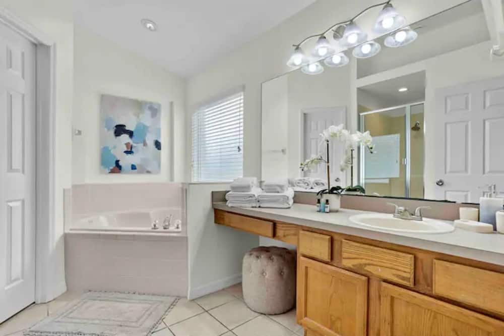 Photo of Bathroom in Lake Berkley