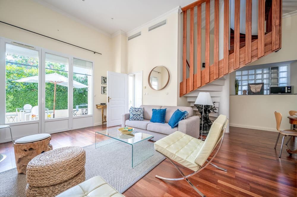 Photo of Livingroom in California - Pezou