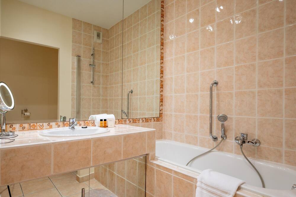 Photo of Bathroom in California - Pezou