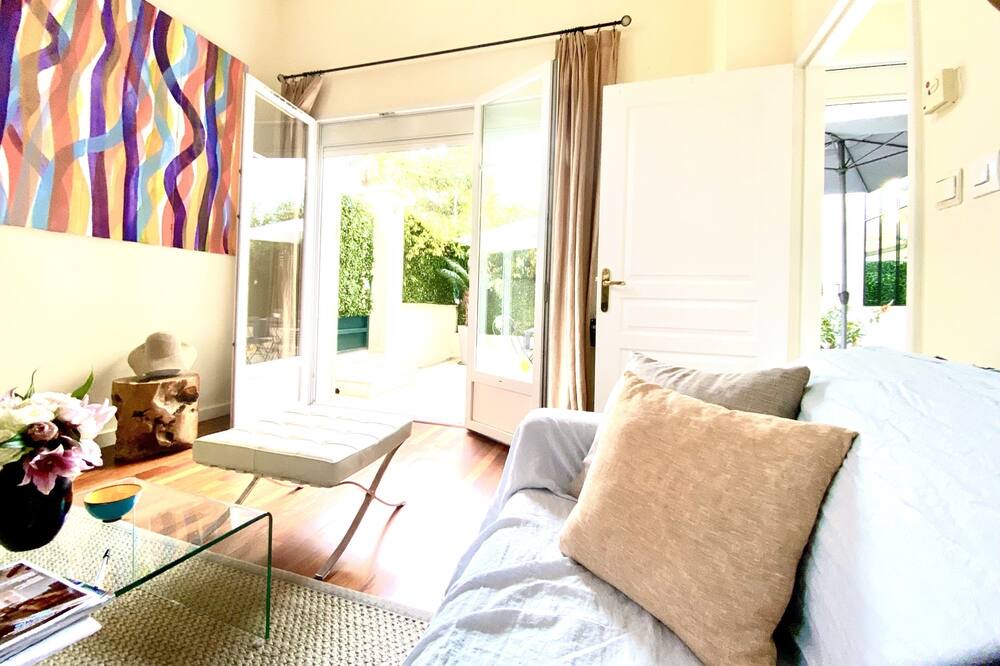 Photo of Livingroom in California - Pezou