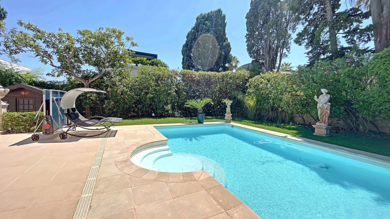 Photo of Outdoor in California - Pezou