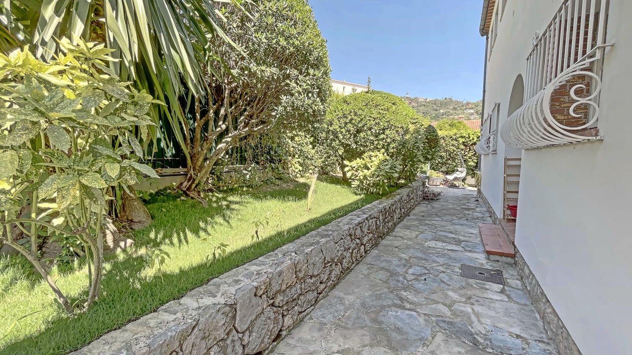 Photo of Outdoor in California - Pezou