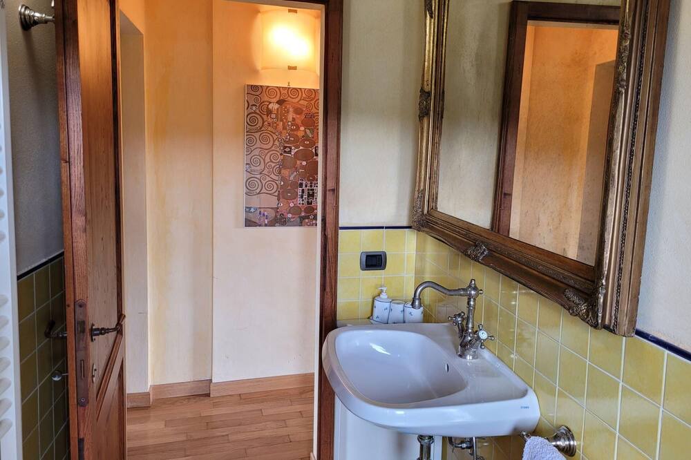 Photo of Bathroom in Castello di Tocchi