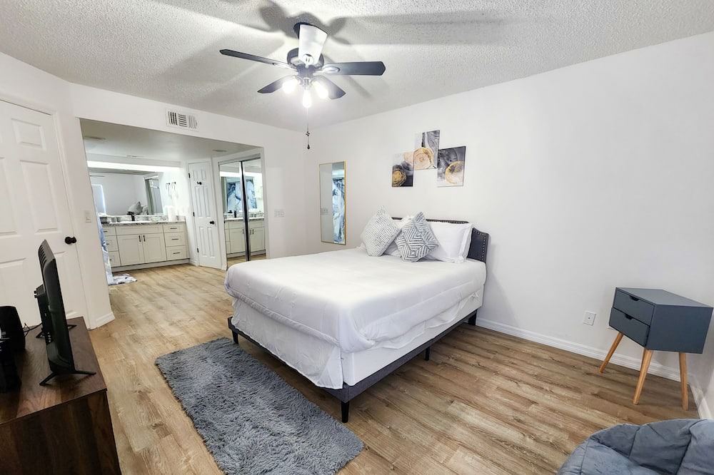 Photo of Bedroom in Oak Ridge