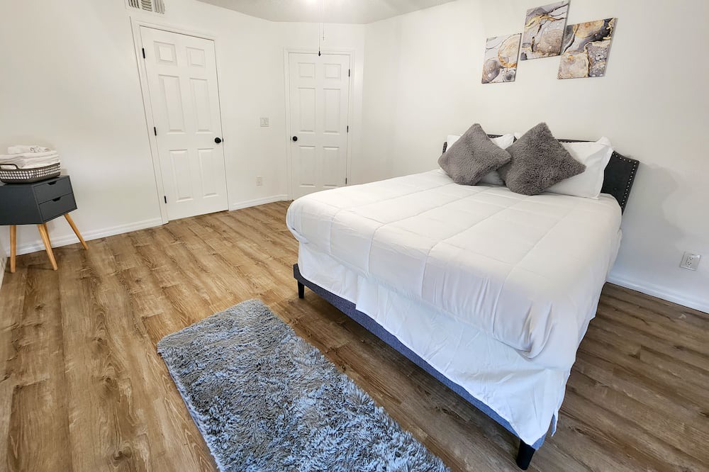 Photo of Bedroom in Oak Ridge