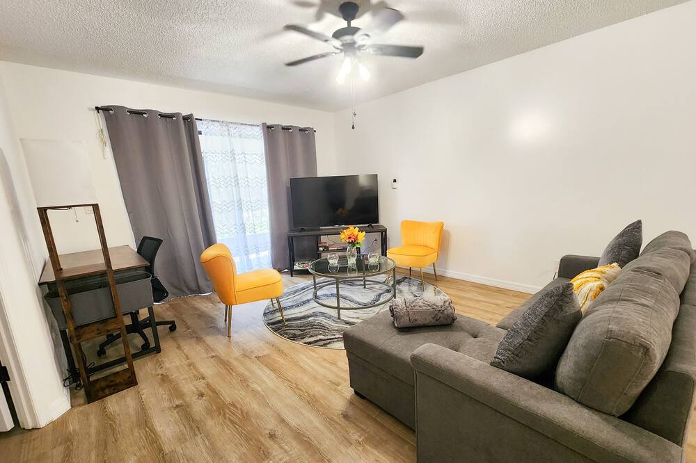 Photo of Livingroom in Oak Ridge