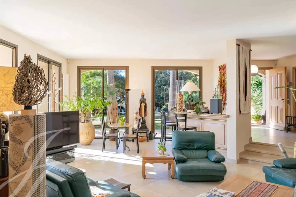 Photo of Livingroom in Gairaut