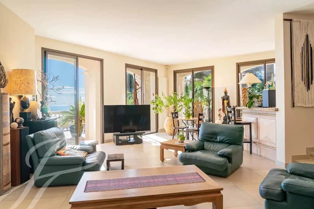 Photo of Livingroom in Gairaut