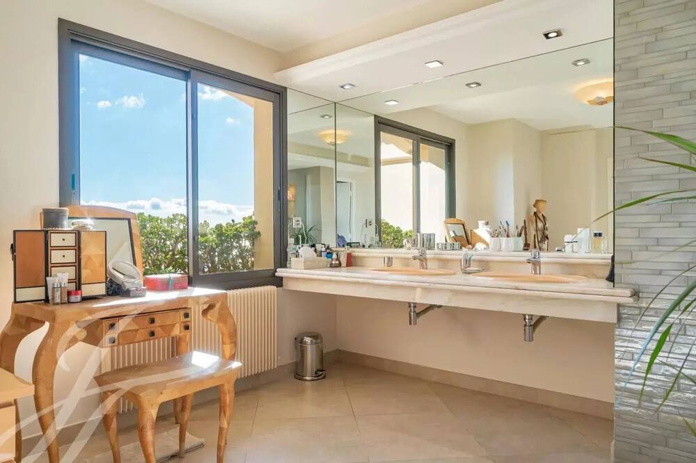 Photo of Bathroom in Gairaut