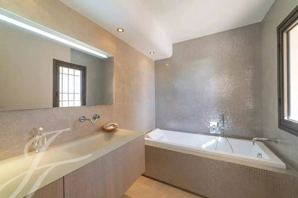 Photo of Bathroom in Gairaut