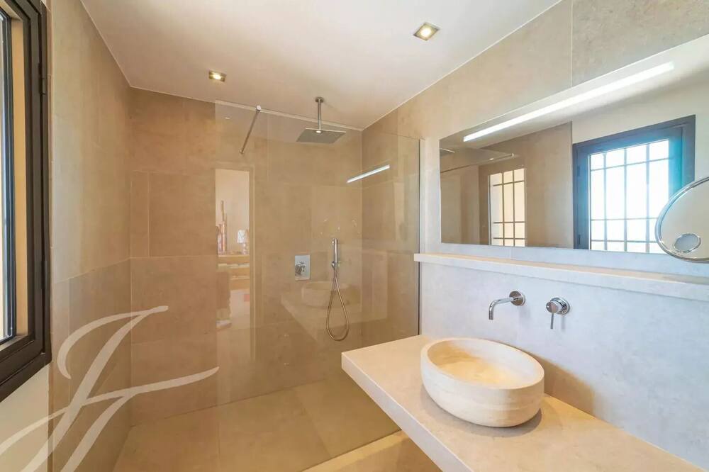 Photo of Bathroom in Gairaut