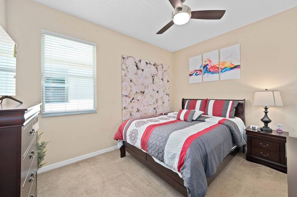 Photo of Bedroom in Crystal Cove