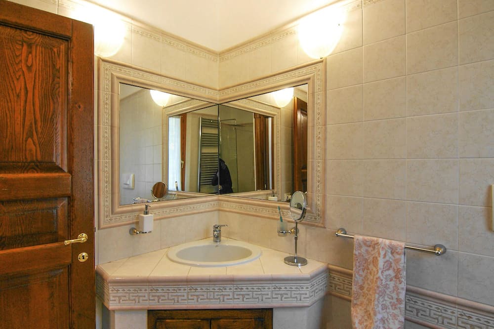 Photo of Bathroom in Corsanico-Bargecchia